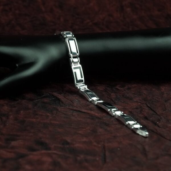 Gentlemans Geometric Edge