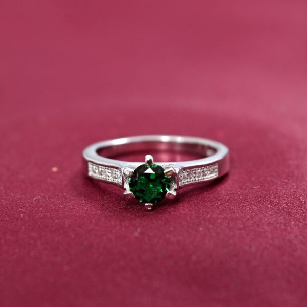 Zirconia Verde Circle Ring